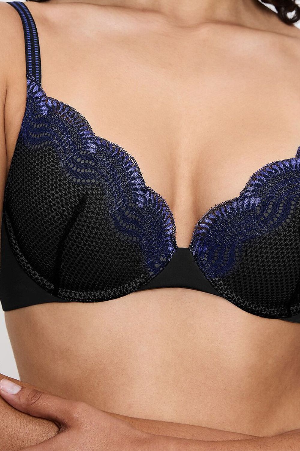  Biustonosz push up Biustonosz Push-up Model Comfort Glam WHU 10224965-0004 215844 Black/Navy - Triumph 